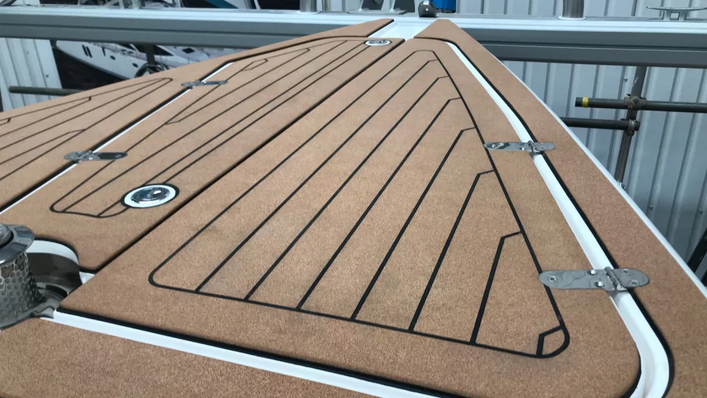 Barco con cubierta de corcho MarineCork