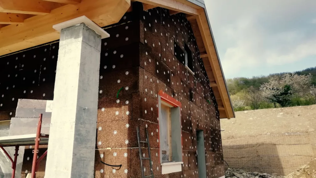 Casa en construcción con materiales Biobuilding